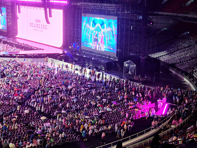 Sejumlah penonton konser Blackpink meneduh di SUGBK, Jakarta, Sabtu (1/11/2025). Foto: Ela Nurlaela/kumparan