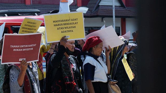 Para Inang Batak berdemonstrasi menuntut pengembalian tanah adat mereka. Foto: Aman Wilayah Tano-Batak.