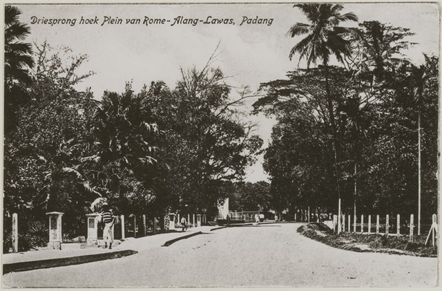 Di sudut pertigaan Plein van Rome (Sumber: KITLV-Leiden University No. 32207)