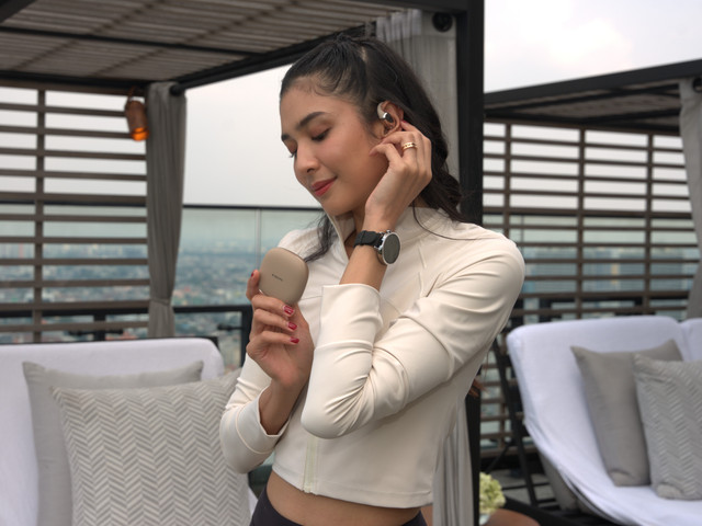 Mikha Tambayong dengan Xiaomi Watch S4 41mm dan Xiaomi Openwear Stereo Pro. Foto: Xiaomi