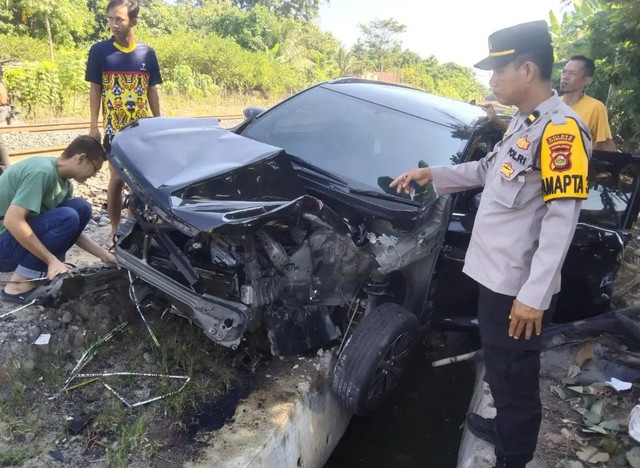 Mobil Toyota Avanza Veloz berwarna hitam dengan nomor polisi BG 1270 CP ringsek parah setelah tertabrak Kereta Api Babaranjang atau Batu Bara, Sabtu pagi (1/11/2025), sekitar pukul 07.00 WIB.. Foto : Dok Polres Prabumulih