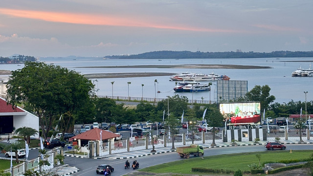 Ferry menuju ke Singapura di salah satu Pelabuhan Internasional di Batam Center, dilihat dari lantai 5 sebuah gedung. (Foto by A. Afandi)
