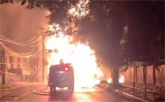 Kebakaran di Jalan Printis Kemerdekaan, Kecamatan Cilaku, Kabupaten Cianjur, Jawa Barat, Sabtu (1/11) malam. Foto: Dok. kumparan