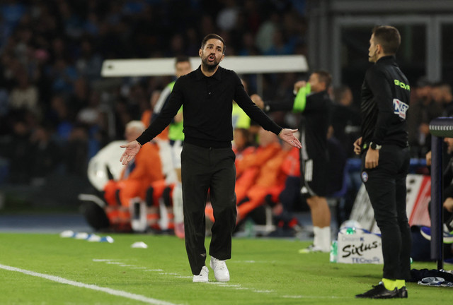 Cesc Fabregas saat Napoli vs Como dalam laga pekan ke-10 Liga Italia 2025/26 di Stadio Diego Armando Maradona, Minggu (2/11) dini hari WIB. Foto: REUTERS/Ciro De Luca