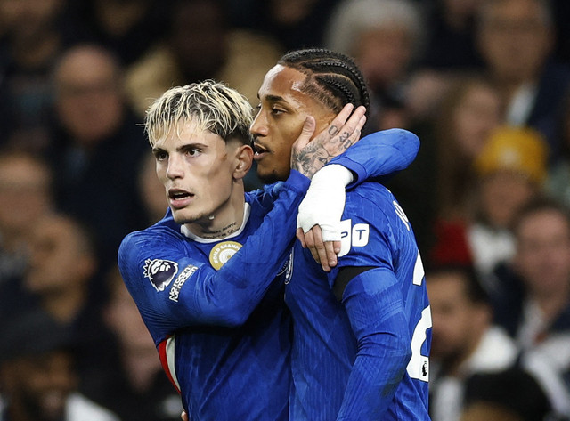 Selebrasi Alejandro Garnacho dan Joao Pedro saat Spurs vs Chelsea di Stadion Tottenham Hotspur dalam laga pekan ke-10 Liga Inggris 2025/26 digelar pada Minggu (2/11) dini hari WIB. Foto: Action Images via Reuters/Peter Cziborra