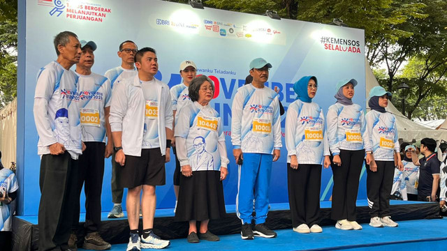 Menteri Sosial Saifullah Yusuf (Gus Ipul) dan Sekretaris Kabinet Letkol Teddy Indra Wijaya saat flag-off November Run 2025 di Taman Mini Indonesia Indah, Jakarta Timur, Minggu (2/11/2025). Foto: Nasywa Athifah/kumparan