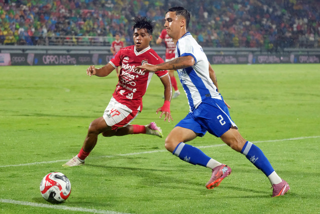 Pesepak bola Bali United Rahmat Arjuna (kiri) berebut bola dengan pesepak bola Persib Bandung Eliano Reijnders (kanan) pada pertandingan Super League di Stadion Kapten I Wayan Dipta, Gianyar, Bali, Sabtu (1/11/2025). Foto: Nyoman Hendra Wibowo/ANTARA FOTO