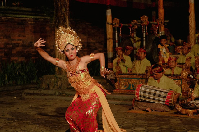 Ilustrasi Cara Masyarakat Indonesia Mencintai dan Bangga dengan Budaya Indonesia,Foto:Unsplash/Didi Paul