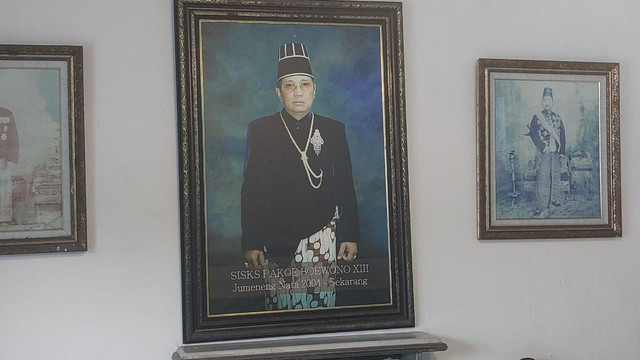 Jenazah Raja Keraton Surakarta Pakubuwono (PB) XIII tiba di kediaman Sasono Putro Keraton Kasunanan Surakarta Hadiningrat, Minggu (2/11/2025). Foto: kumparan