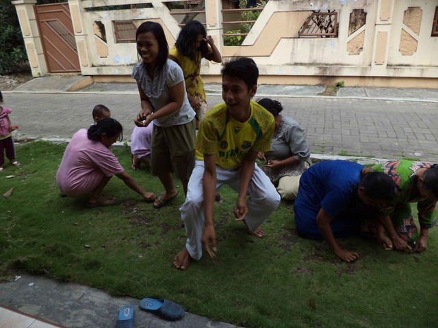 Ekpresi kegembiraan warga dalam tradisi udik-udikan pada Rabu Pungkasan (Sumber : Pribadi/Muhamad Basuki Rahmat)