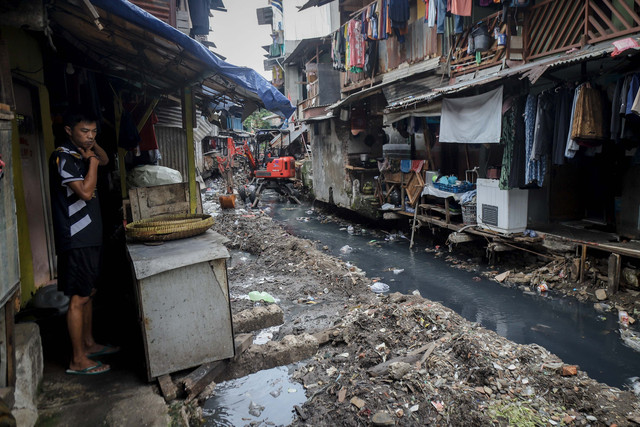 Aktivitas warga di pemukiman padat kawasan Tanah Abang, Jakarta Pusat, tampak kumuh pada Minggu (2/11/2025). Foto: Jamal Ramadhan/kumparan