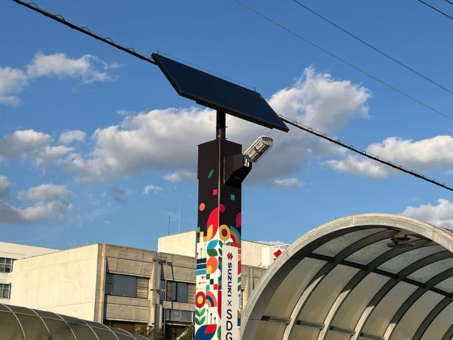 Tiang lampu jalan hasil pengembangan Suzuki dengan menggunakan baterai bekas mobil hybrid yang berlokasi di Headquarter Suzuki Motor Corporation, Hamamatsu, Shizuoka, Jepang. Foto: Syahrul Ghiffari/kumparan