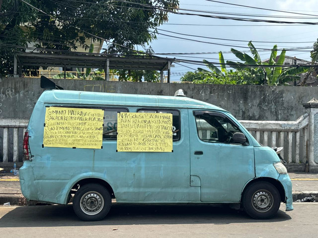 Angkot M02 yang terparkir di Jalan Persahabatan Raya, Jakarta Timur pada Minggu (2/11/2025). Foto: Amira Nada Fauziyyah/kumparan