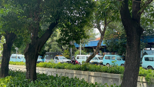 Angkot dan mikrotrans yang terparkir di Jalan Wisma Jaya, Jakarta Timur pada Minggu (2/11/2025). Foto: Amira Nada Fauziyyah/kumparan