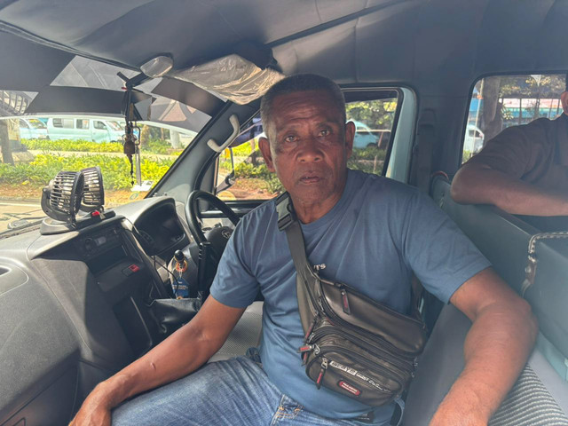 Sutrisno (61), sopir angkot M02 di Jalan Persahabatan Raya, Jakarta Timur pada Minggu (2/11/2025). Foto: Amira Nada Fauziyyah/kumparan