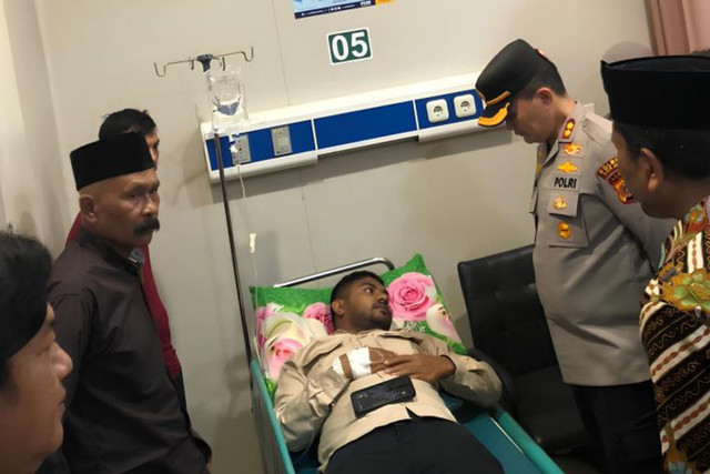 Kepala SPPG Desa Sagoe Muhammad Reza tengah dirawat di Puskesmas Trienggadeng usai dilaporkan dianiaya oleh Wakil Bupati Pidie Jaya Hasan Basri pada Kamis (30/10/2025). Foto: Antara