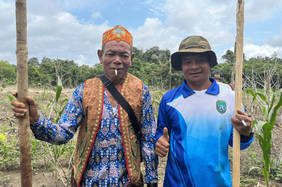 Bapak-bapak dari Arut Utara sedang bersiap melakukan Tanam Bersama "Menugal Padi"