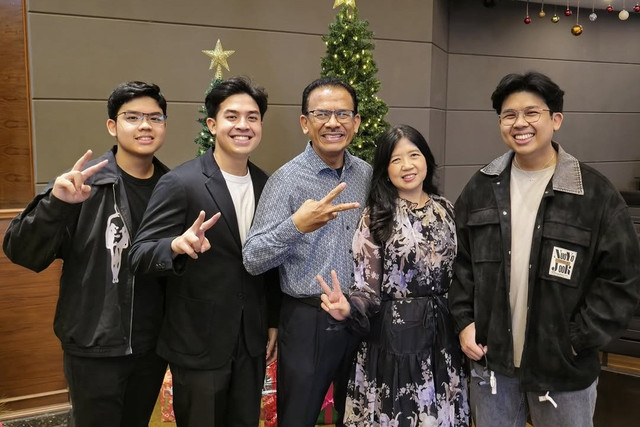 Jerome Polin bersama keluarganya. Foto: Instagram/@jeromepolin