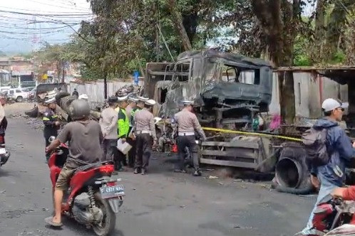 Kondisi terkini truk tangki BBM yang terbakar di Jalan Perintis Kemerdekaan, Jebrod, Kecamatan Cilaku, Kabupaten Cianjur, Jawa Barat, Minggu (2/11/2025). Foto: kumparan