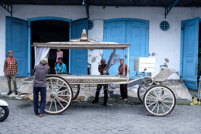 Abdi dalem keraton menyiapkan Kereta Pusaka Pralaya untuk digunakan membawa jenazah Raja Keraton Kasunanan Surakarta Hadiningrat Sri Pakubuwono XIII di Solo, Jawa Tengah, Minggu (2/11/2025). Foto: Maulana Surya/ANTARA FOTO