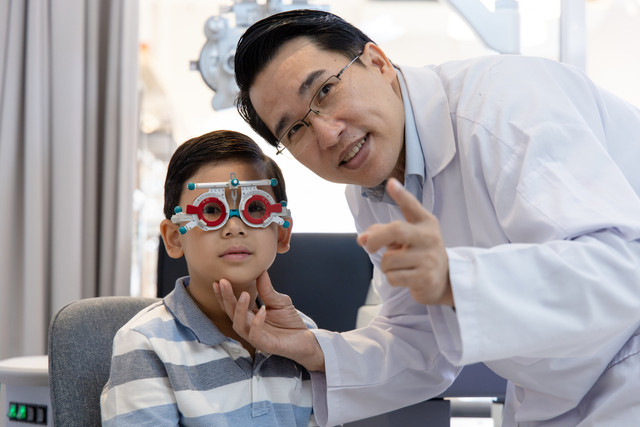 Ilustrasi anak periksa mata. Foto: Streamlight Studios/Shutterstock
