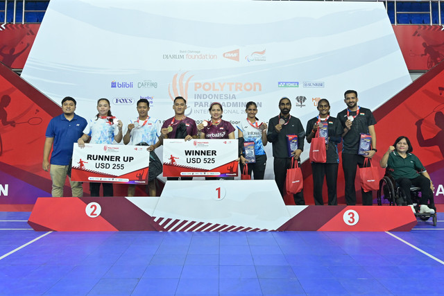 Hikmat Ramdani/Leani Ratri Oktila, Fredy Setiawan/Khalimatus Sadiyah, Pramod Bhagat/Manisha Ramadass, dan Kumar Nitesh/Thulasimathi Murugesan menerima medali di kelas Ganda Campuran SL 3 - SU 5 Polytron Indonesia Para Badminton International 2025. Foto: Dok. Istimewa