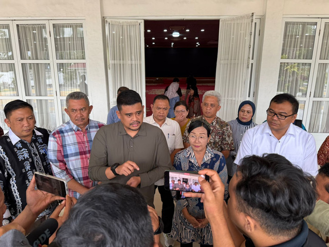 Gubernur Sumatera Utara Bobby Nasution memediasi ASN yang mengeluh sulitnya naik pangkat menjelang pensiun di Pemkab Deli Serdang pada Minggu (2/11/2025). Foto: Dok. Istimewa