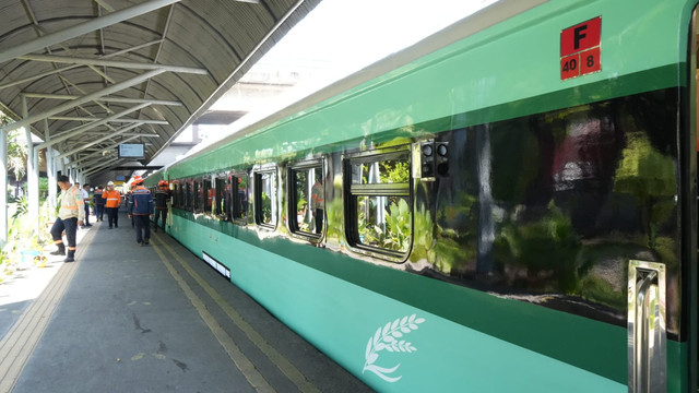 KAI Commuter bersama KAI menghadirkan inovasi layanan perjalanan transportasi yang mendukung pergerakan roda ekonomi masyarakat. Salah satu terobosan terbaru adalah pengembangan Kereta Penumpang Kelas Ekonomi (K3) Khusus Petani-Pedagang. Foto: KAI Commuter.