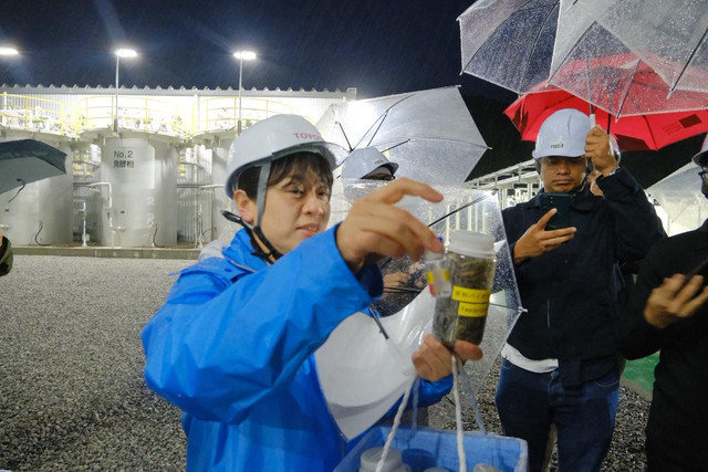 Peneliti raBit memperlihatkan hasil etanol dari bahan baku non pangan. Menurutnya dari 1 ton bahan baku bisa menghasilkan 300 liter etanon. Foto: Istimewa
