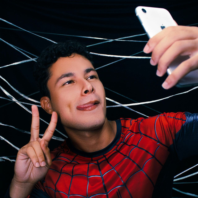 Ilustrasi orang akan memposting dirinya di media sosial untuk mendapatkan atensi dari orang lain karena ingin dianggap keren (Foto: Pexels). 