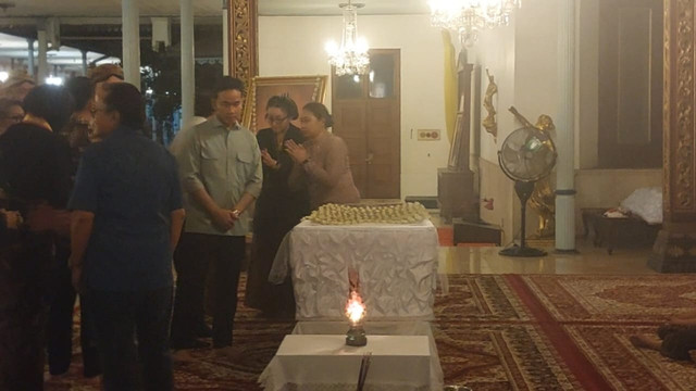 Wakil Presiden RI Gibran Rakabuming Raka melayat ke rumah duka Raja Keraton Kasunanan Surakarta Hadiningrat Pakubuwono (PB) XIII, Minggu (2/11/2025). Foto: kumparan