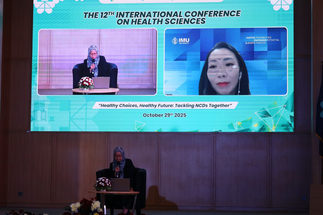 Dr. Chen Seong Ting dari International Medical University (IMU) Malaysia memaparkan materinya kepada peserta konferensi di Poltekkes Kemenkes Yogyakarta. Foto: Dok. Poltekkes Kemenkes Yogyakarta