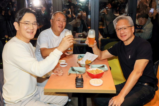 CEO Nvidia Jensen Huang, Chairman Samsung Electronics Jay Y. Lee, dan Chairman Hyundai Motor Group Euisun Chung bersulang di sebuah restoran ayam goreng di Seoul, Korea Selatan , Kamis (30/10/2025). Foto: Yonhap/via REUTERS 