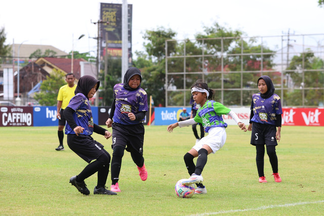 SD Al Azhar Syifa Budi melawan SDN Cemara Dua pada pertandingan final KU 10 MilkLife Soccer Challenge Solo Seri 1 2025-2026 di Lapangan Kota Barat, Minggu (2/11/2025). Foto: MilkLife Soccer