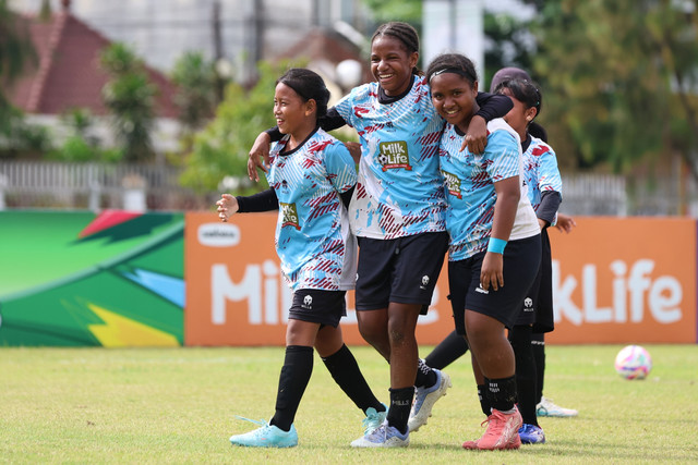 Selebrasi tim SD Kristen Surakarta usai menjadi juara KU 12 MilkLife Soccer Challenge Solo Seri 1 2025-2026 di Lapangan Kota Barat, Minggu (2/11/2025). Foto: MilkLife Soccer
