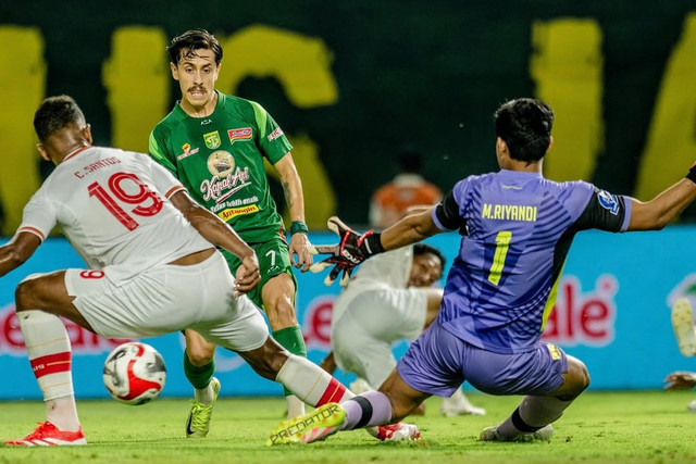 Persebaya Surabaya melawan Persis Solo pada pertandingan Super League di Stadion Gelora Bung Tomo, Surabaya, Minggu (2/11/2025). Foto: Instagram/@officialpersebaya