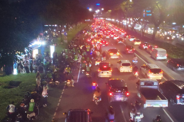 Kondisi lalu lintas di sekitar FX Sudirman, Jakarta, Minggu (2/11/2025). Foto: Rachmadi Rasyad/kumparan