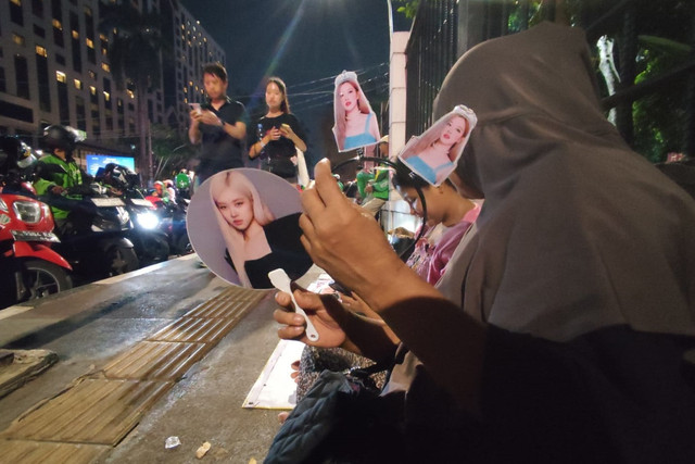 Penjual pernak-pernik BLACKPINK saat ditemui di kawasan GBK, Jakarta, Minggu (2/11/2025). Foto: Rachmadi Rasyad/kumparan