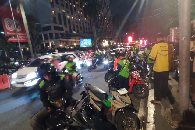 Para pengendara ojol yang mencari penumpang usai konser BLACKPINK di Stadion GBK, Jakarta, Minggu (2/11/2025). Foto: Rachmadi Rasyad/kumparan