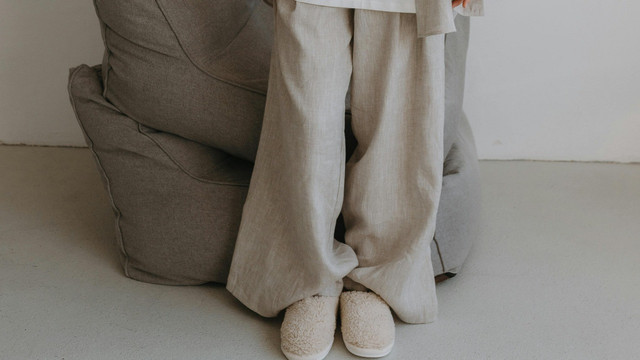 Ilustrasi celana beige oversized. Foto: Alina Matveycheva/Pexels
