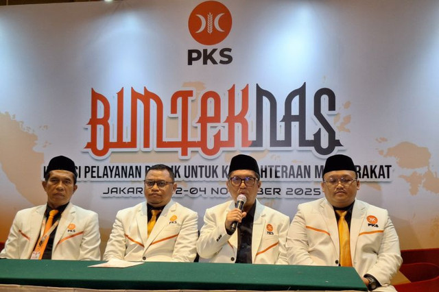 Presiden Partai Keadilan Sejahtera (PKS) Almuzzammil Yusuf (kedua dari kanan) berikan keterangan usai kegiatan Bimbingan Teknis Nasional (Bimteknas) PKS di Jakarta, Minggu (2/11/2025). Foto: Fianda Sjofjan Rassat/ANTARA