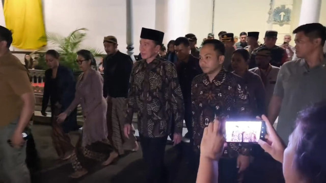 Presiden ke-7 RI Jokowi melayat Raja Keraton Kasunanan Surakarta Hadiningrat, Kanjeng Sinuhun Pakubuwono (PB) XIII, di Sasana Parasdya, Solo, Minggu (2/11) malam. Foto: Dok. Istimewa