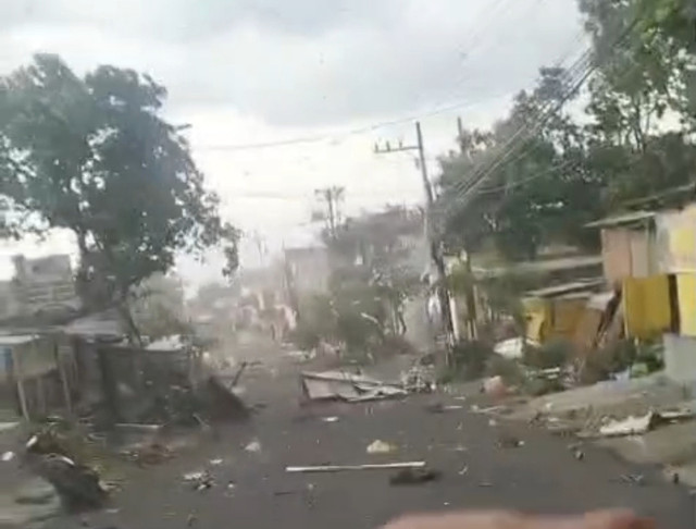 Angin puting beliuang terjang rumah warga di Kabupaten Malang, Minggu (2/11).