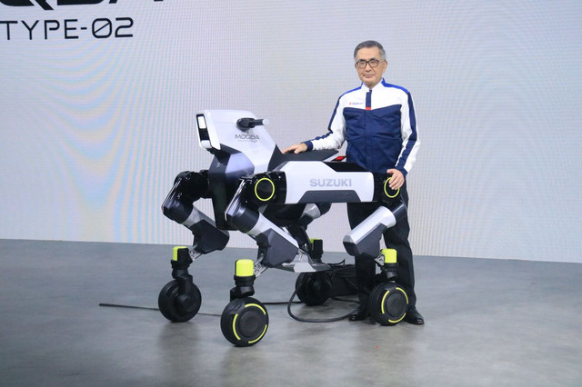 CEO Suzuki, Toshihiro Suzuki bersama Moqba 2 di Japan Mobility Show 2025, Rabu (29/10/2025). Foto: Syahrul Ghiffari/kumparan