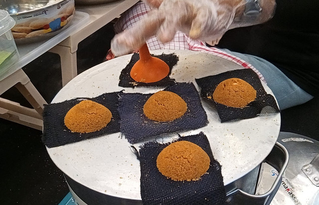 Kue putu cangkir. Foto: Masruroh/Basra