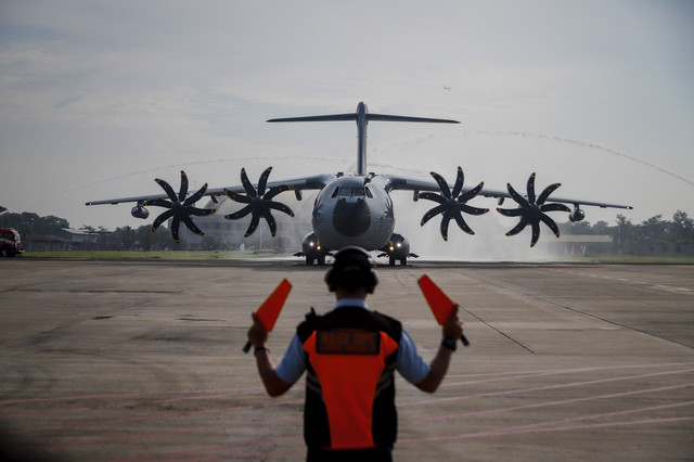 Pesawat Airbus A400M TNI AU tiba di Base Ops Halim Perdanakusuma, Jakarta Timur, Senin (3/11/2025). Foto: Jamal Ramadhan/kumparan