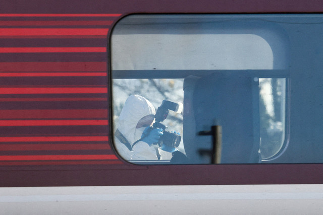 Seorang petugas forensik mengambil gambar kereta London North Eastern Railway (LNER) tempat serangkaian penusukan terjadi, di peron Stasiun Huntingdon, dekat Cambridge, Inggris, 2 November 2025. Foto: REUTERS/Jack Taylor/Pool