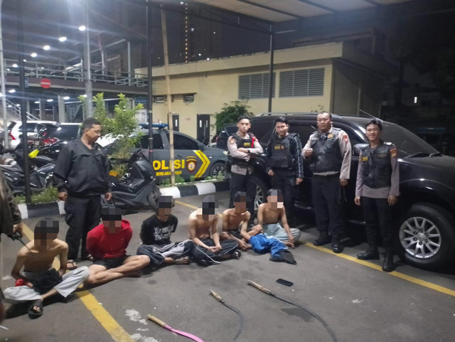 Enam remaja dan barang bukti senjata tajam yang akan digunakan untuk tawuran di Kemayoran diamankan. Foto: Dok. Polres Jakpus