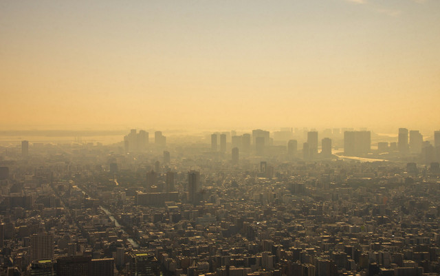 Ilustrasi jejak karbon di udara perkotaan. Foto: Unsplash