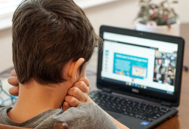 Ilustrasi bagaimana kita menghentikan cyberbullying tanpa menghindari akses ke internet. Sumber: Unsplash/Thomas Park